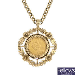 A 9ct gold mounted half-sovereign pendant. 
