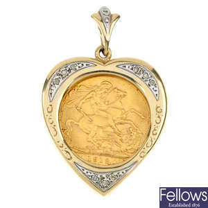 A 9ct gold mounted sovereign pendant.