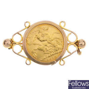 An early 20th century 9ct gold mounted half-sovereign brooch.
