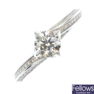 An 18ct gold diamond single-stone crossover ring.