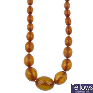 An amber single-strand necklace. 