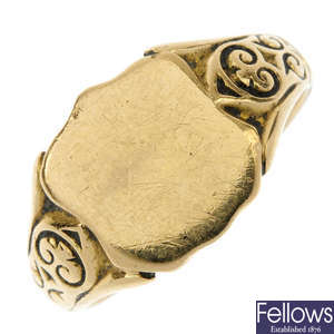 A gentleman's 1920s 18ct gold signet ring.