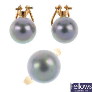 A set of stained cultured pearl jewellery. 