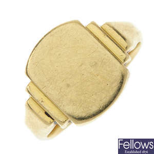 A 1930s 18ct gold signet ring.