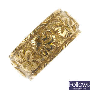 An Edwardian 18ct gold foliate band ring.