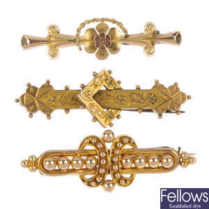 A selection of three late Victorian 9ct gold brooches, circa 1890.