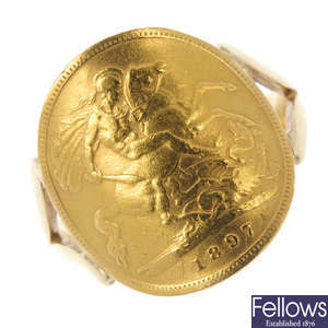 A 9ct gold mounted sovereign ring.