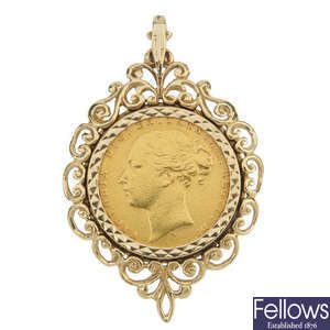 A 9ct gold mounted full sovereign pendant.