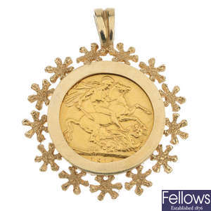 A 9ct gold mounted sovereign pendant.