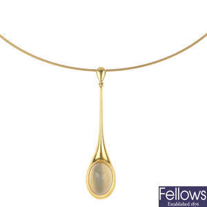 An 18ct gold moonstone single-stone pendant.