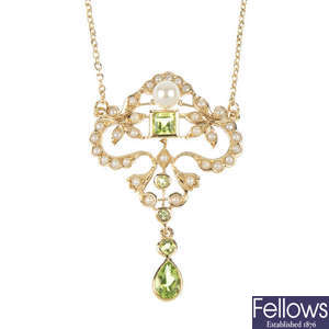 A 9ct gold peridot, split and cultured pearl pendant.