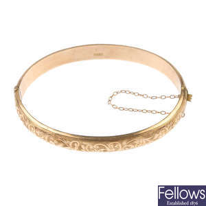 An early 20th century 9ct gold hinged bangle.