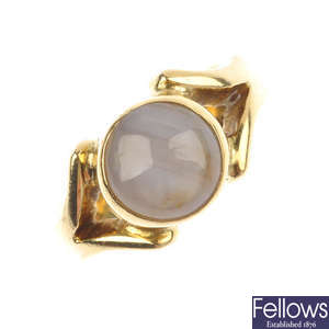 An 18ct gold star sapphire single-stone ring.