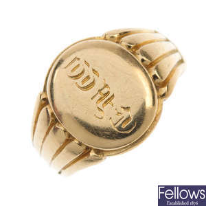 A gentleman's late Victorian 15ct gold signet ring.