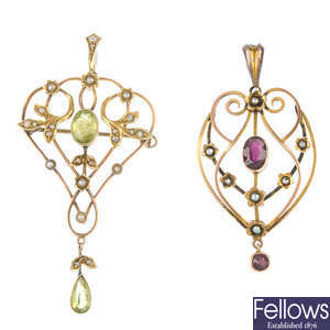 Two early 20th century 9ct gold gem and split pearl pendants.