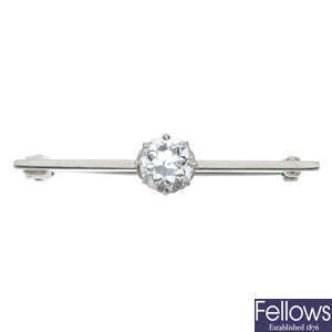A diamond single-stone bar brooch. 