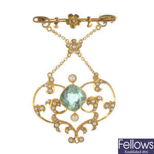 An early 20th century 15ct gold aquamarine and split pearl brooch.
