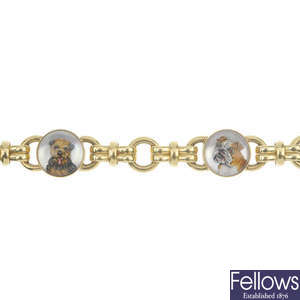 An 18ct gold reverse carved intaglio dog bracelet.