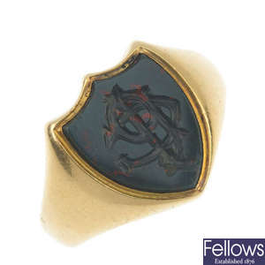 A gentleman's Edwardian 18ct gold bloodstone signet ring.