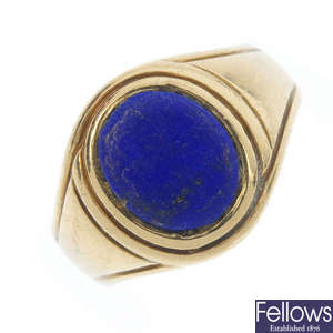 A gentleman's 9ct gold lapis lazuli ring.