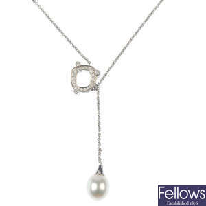 DE BEERS - an 18ct gold diamond and cultured pearl lariat 