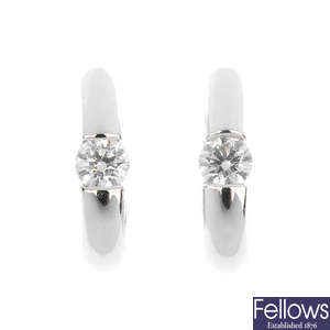 (115730) A pair of diamond earrings.