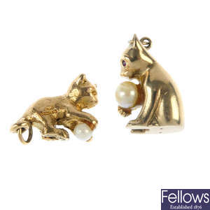Two 9ct gold cultured pearl novelty cat pendants.