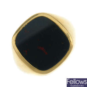 An 18ct gold bloodstone signet ring.