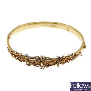 An Edwardian 15ct gold hinged bangle.