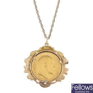 A 9ct gold mounted full sovereign pendant. 