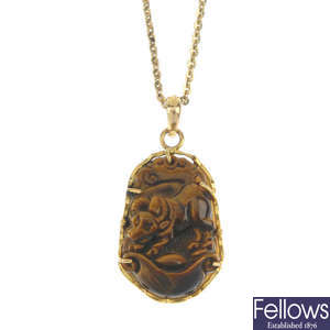 A tiger's eye quartz pendant. 