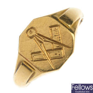 An 18ct gold Masonic ring.