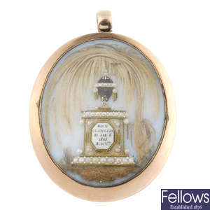 A George III gold memorial pendant.