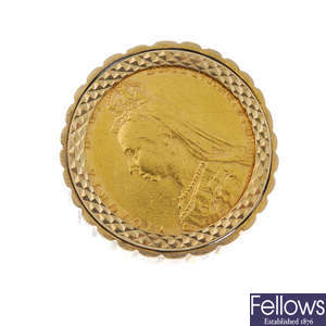 A 9ct gold mounted sovereign ring. 