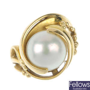 An 18ct gold pearl single-stone ring.