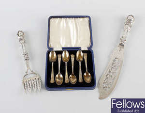 A small selection of silver items, to include an early 20th century cased pair of fish servers, etc.