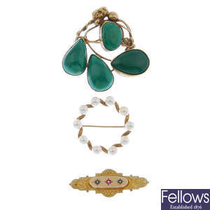 A late Victorian 9ct gold gem-set brooch and two later 9ct gold brooches.