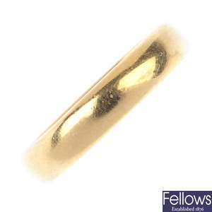 An early 20th century 22ct gold band ring. 