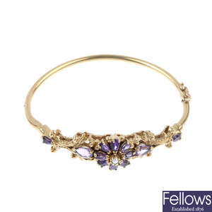 A 9ct gold amethyst and split pearl hinged bangle.