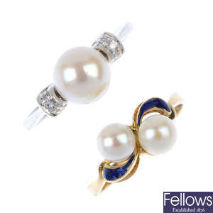 Two cultured pearl rings. 