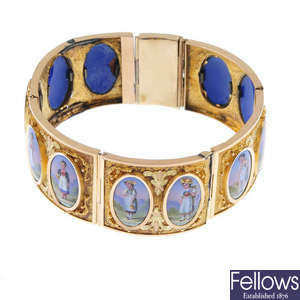 An early 20th century gold bracelet. 
