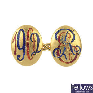 An Edwardian 18ct gold and enamel Royal Commemorative single cufflink. 