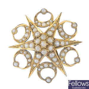 An early 20th century 15ct gold split pearl brooch.