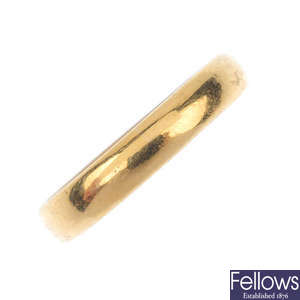 A 1920s 22ct gold band ring.