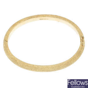LINKS OF LONDON - an 18ct gold hinged and textured bangle. 