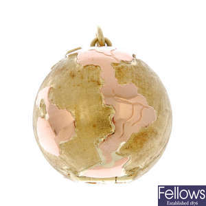 A 9ct gold globe photograph pendant.