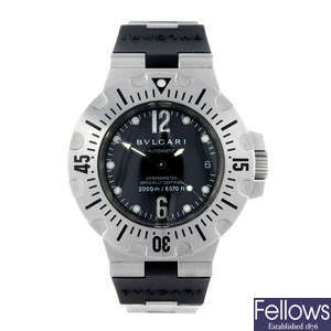 BULGARI - a gentleman's stainless steel Scuba Diagono Professional 2000M wrist watch.