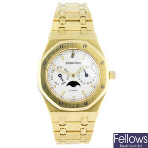 AUDEMARS PIGUET - a gentleman's 18ct yellow gold Royal Oak bracelet watch.