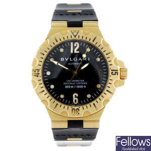 (126217-1-A) BULGARI - a gentleman's 18ct yellow gold Diagono Professional bracelet watch.