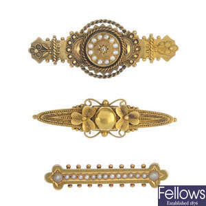 A selection of three early 20th century 15ct gold bar brooches. 